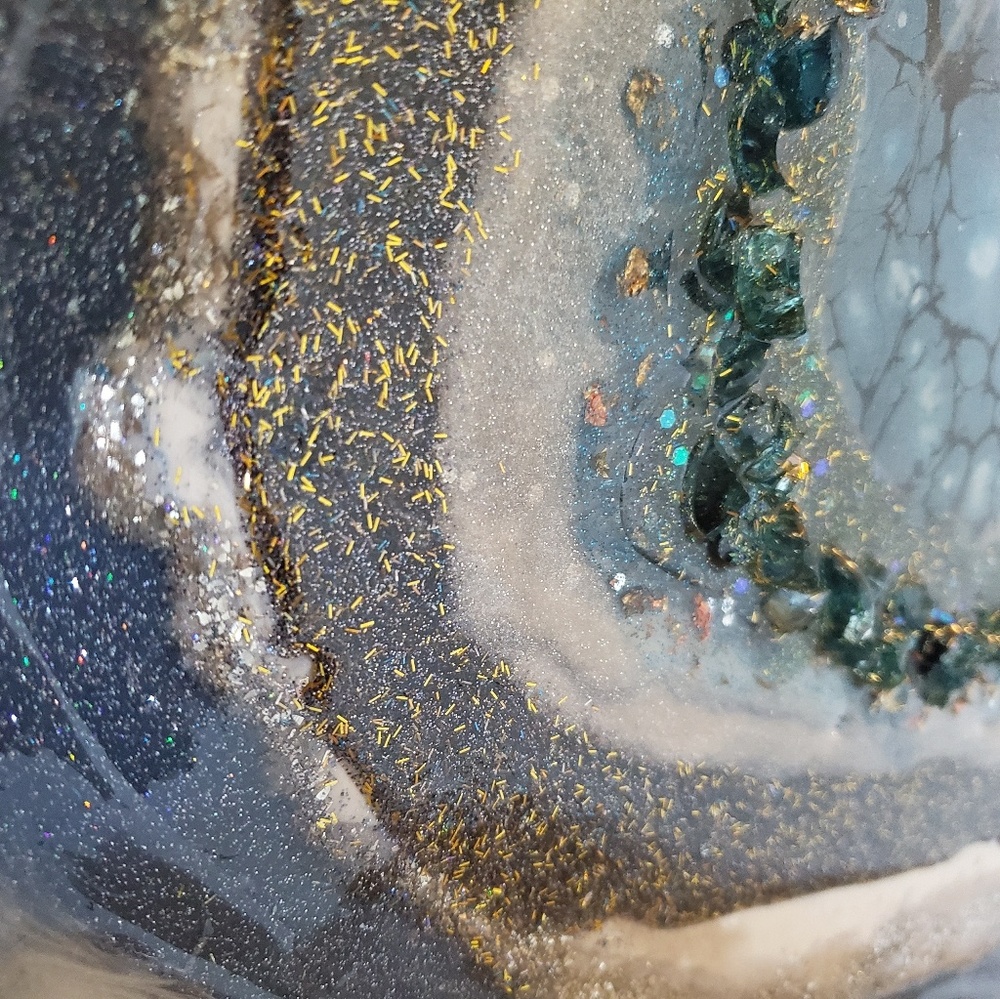 Geode table/wall art/resin & crystals - Picture 3 of 8